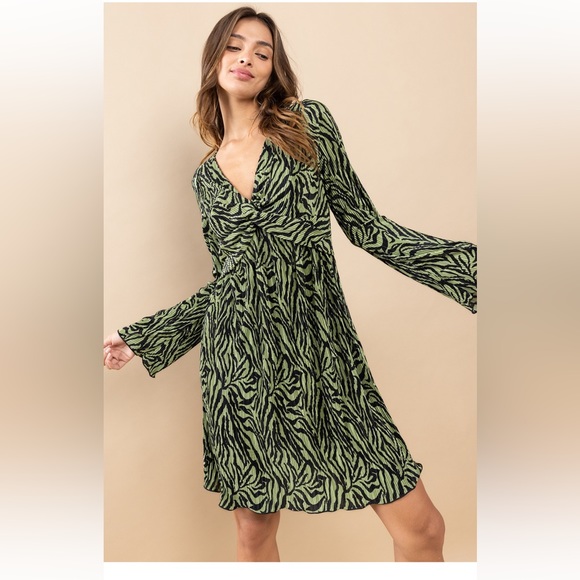 40 Fabulous Wave Pattern Front Twist Dress - Picture 3 of 7